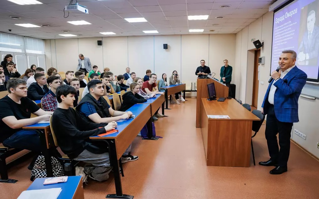 Студенты факультета бизнеса Университета «Синергия» на встрече с приглашённым предпринимателем в рамках «Мастерской по предпринимательству». Источник: сайт Университета «Синергия»